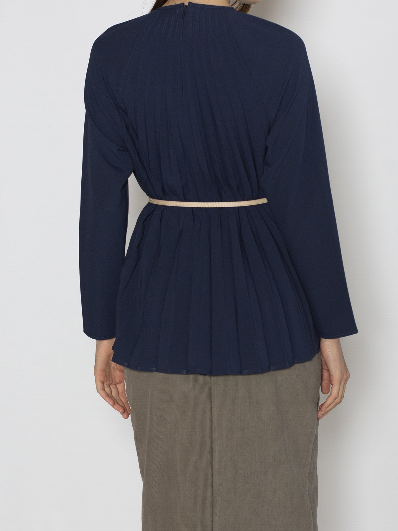 חולצת פליסה בגזרת A בצבע כחול נייבי, צילום אחורי על דוגמנית  
Navy blue pleated blouse in A-line cut, back view on model | רזו RÉZO