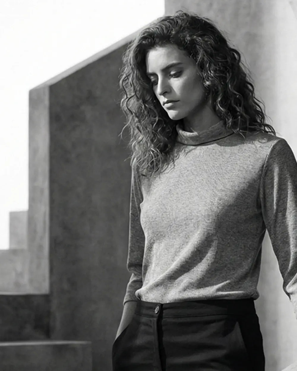 תקריב על שרוול בלון בחולצת כותנה עם פסים דקים בגוני תכלת ולבן Close-up of balloon sleeve on cotton shirt with fine light blue and white stripes | רזו RÉZO